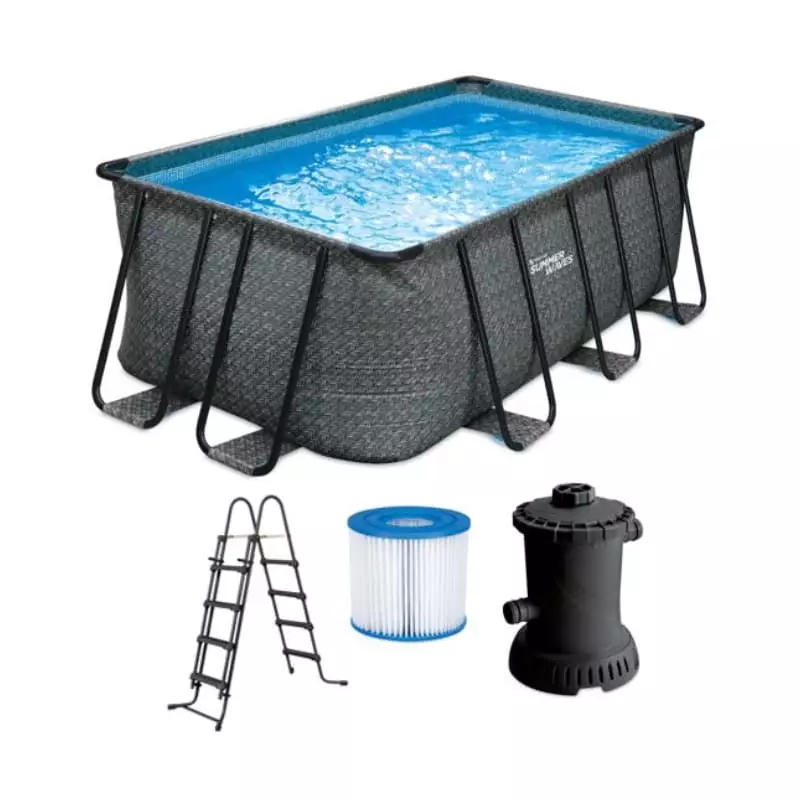 photo de la piscine avec la pompe et une cartouche et l'échelle à 4 pans