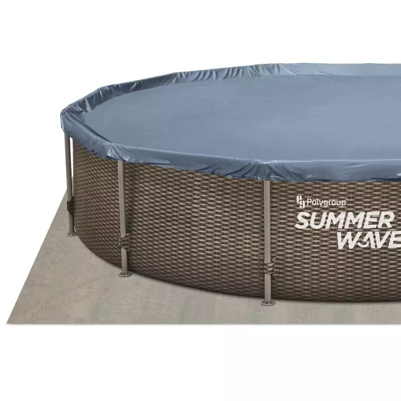 Photo de la piscine avec couverture et tapis de protection