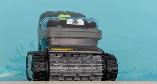 Image du robot dans une piscine montant sur une paroie