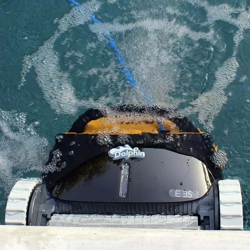 Photo du nettoyage des surfaces du robot Dolphin E35