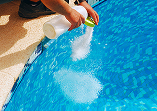 Entretien-Piscine_Chloration-de-leau.jpg