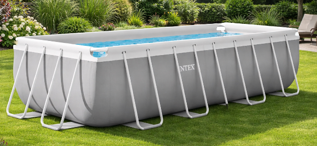 image de la piscine avec un jardin en fond 