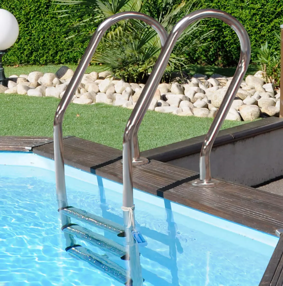 Photo échelle en acier intérieur pour piscine bois gre