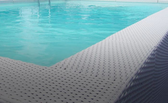 Photo d'un bassin pour illustrer l'utilisation à l'année de la piscine grâce à la pompe à chaleur PIco