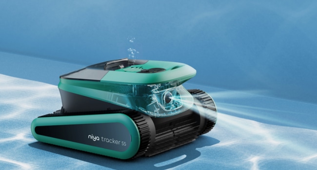 Photo du robot dans la piscine montrant sont système de navigation intélligente