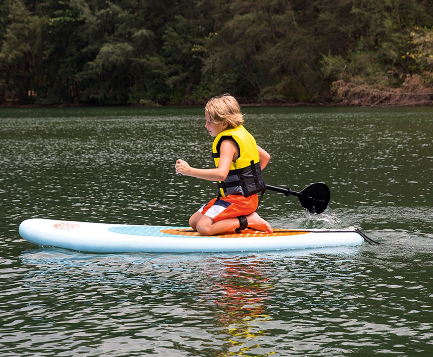 photo de mise en situation avec un enfant sur le paddle gonflable